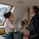 infiltration par une toiture commune : découvrez qui doit déclarer le sinistre, quelles assurances contacter et les démarches à suivre en copropriété.